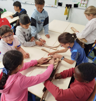 Montage d'un avion de 4m par les enfants