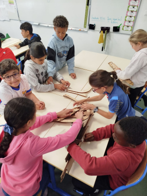 Montage d'un avion de 4m par les enfants