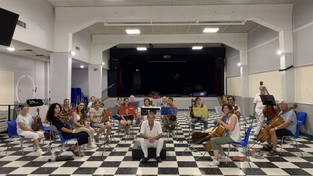 26 à 30 musiciens instrumentistes répètent salle Jean Monnet